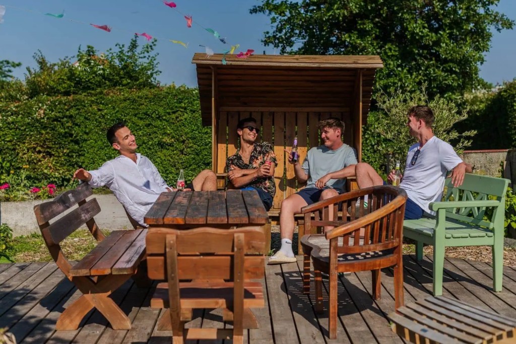 Nachbarschaftliches Beisammensein auf dem Campingplatz Auszeit 27 an der Ostsee