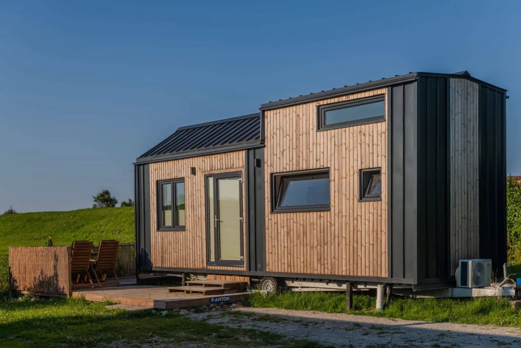 Tiny House Modell Anton Außenansicht – Wohnanhänger nach StVZO mit 4m Höhe auf dem Campingplatz Auszeit 27 an der Ostsee