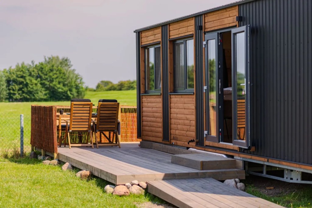 Tiny House Modell Mia Außenansicht – Mobilheim in Holzrahmenbauweise auf dem Campingplatz Auszeit 27 an der Ostsee