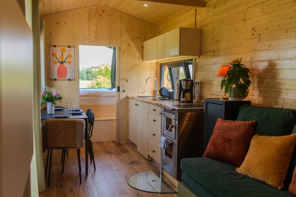 Tiny House Mia Innenraum mit offener Wohnküche und hellem Interieur